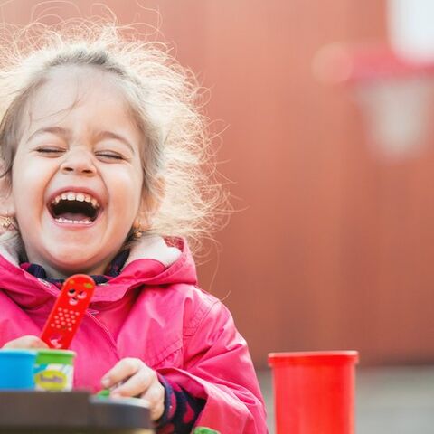 Illustratie bij: Onderzoek: kinderen die lachen, kunnen beter én sneller leren