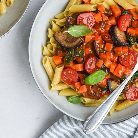 Illustratie bij: Dit wil je: verrukkelijke penne met kruidige wortelsaus en spinazie