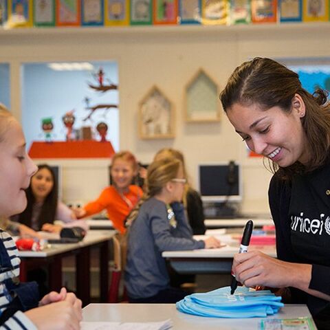 Illustratie bij: Basisschoolkinderen krijgen les van Ranomi Kromowidjojo