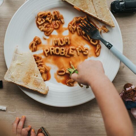 Illustratie bij: Waarom spelen met eten volgens onderzoek júist goed is voor kinderen  