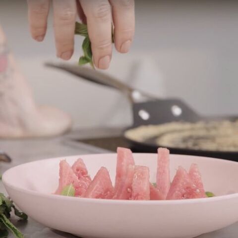 Illustratie bij: VIDEO: Aanrader, deze salade met kip, pastinaak en dragon