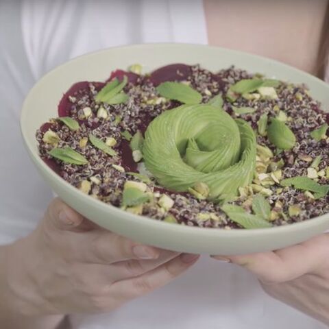 Illustratie bij: Video: quinoa salade met rode biet en avocado