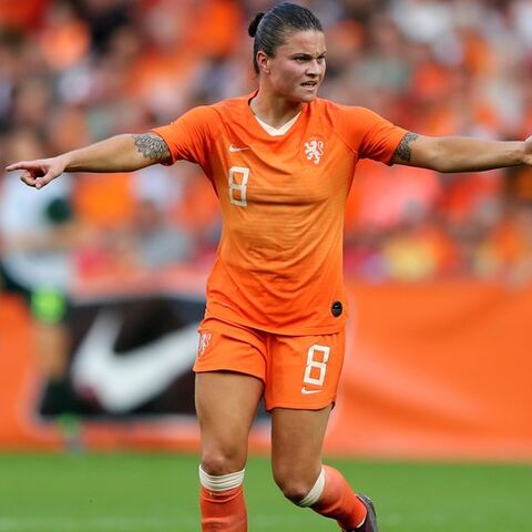 Illustratie bij: Beschuit met (oranje) muisjes: voetbalster Sherida Spitse is moeder geworden