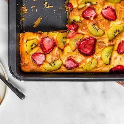 Illustratie bij: Een feestje op tafel, deze speltpannenkoeken traybake met gele kiwi