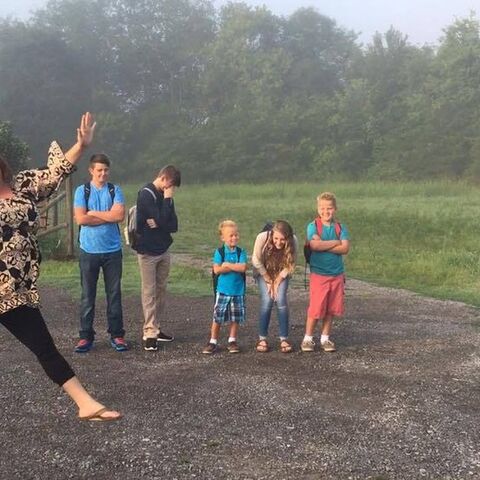 Illustratie bij: Deze moeder is dolblij dat haar kinderen weer naar school gaan