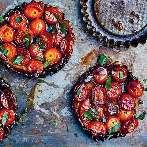 Illustratie bij: Tijd om te genieten: zo maak je deze Tarte Tatin van trostomaat met selderij