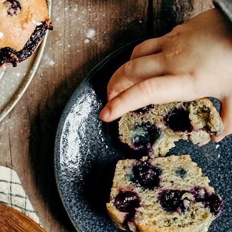 Illustratie bij: Eén keer knipperen en ze zijn weg: zo maak je deze muffins met blauwe bessen