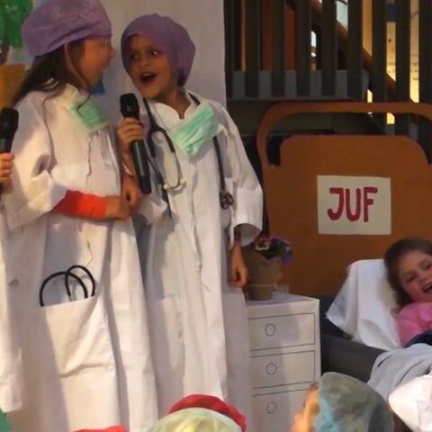 Illustratie bij: VIDEO: in Xanders zoon schuilt een acteur: hij is dokter Hans in de groep 3-musical