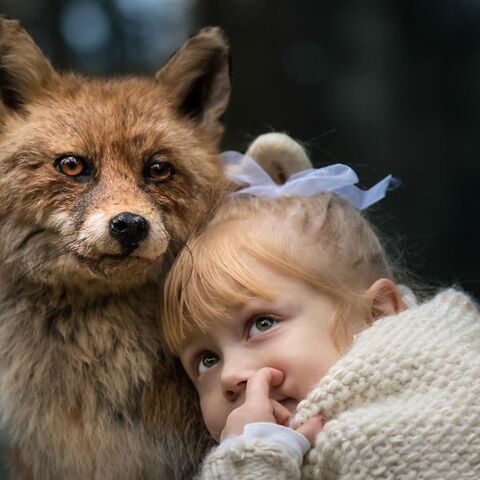 Illustratie bij: Fotoserie: moeder fotografeert dochters in Winter Wonderland