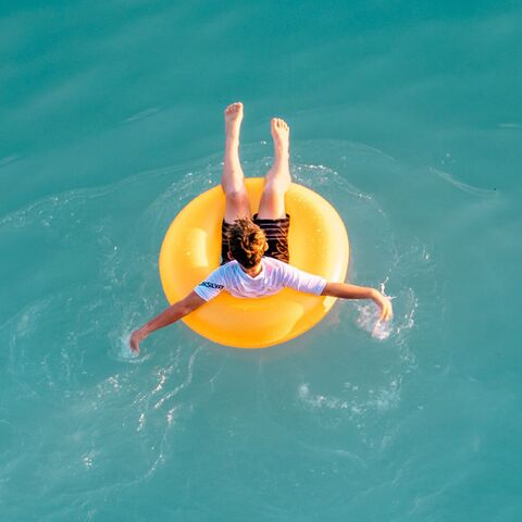 Illustratie bij: Op welke leeftijd mag je kind alleen op vakantie? ‘Ik twijfel tussen nooit en morgen’