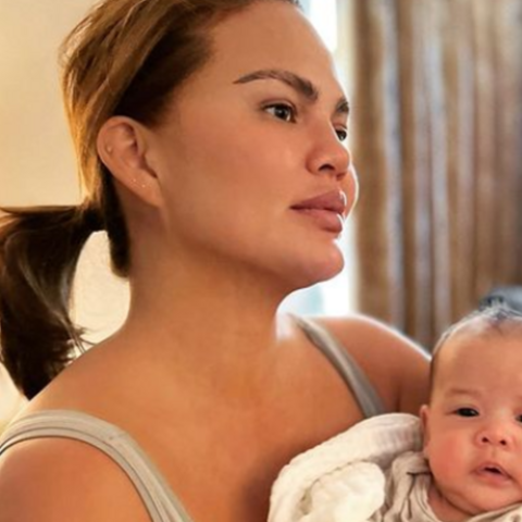 Illustratie bij: ‘Hangende borsten’ en ‘levenslange littekens’: Chrissy Teigen omarmt postpartum lichaam