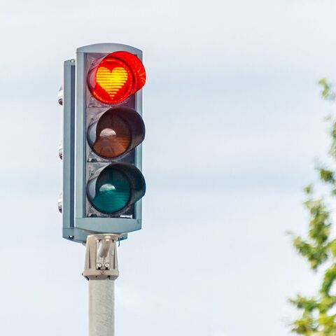 Illustratie bij: ‘Ik vertelde mijn zoon dat een verkeersbord een ‘kusjesbord’ was’