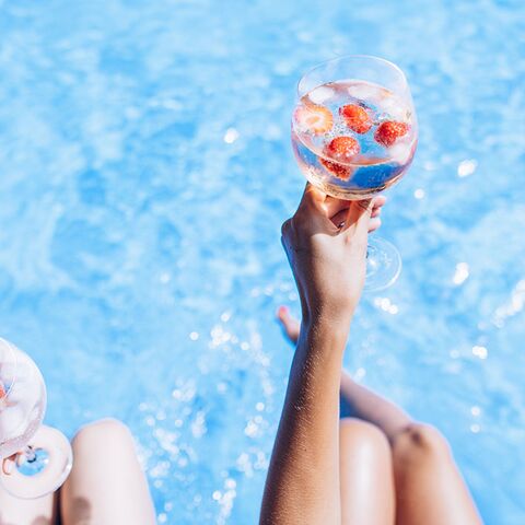 Illustratie bij: Opgebiecht: ‘In de zomer vier ik heel wat feestjes op kosten van mijn baas’