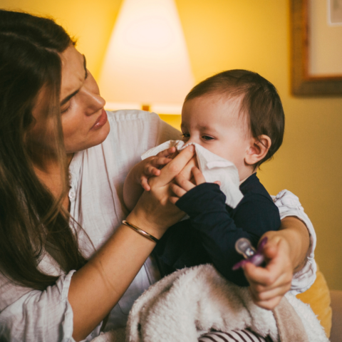 Illustratie bij: Baby verkouden? 7 tips om je baby bij z’n verkoudheid te helpen