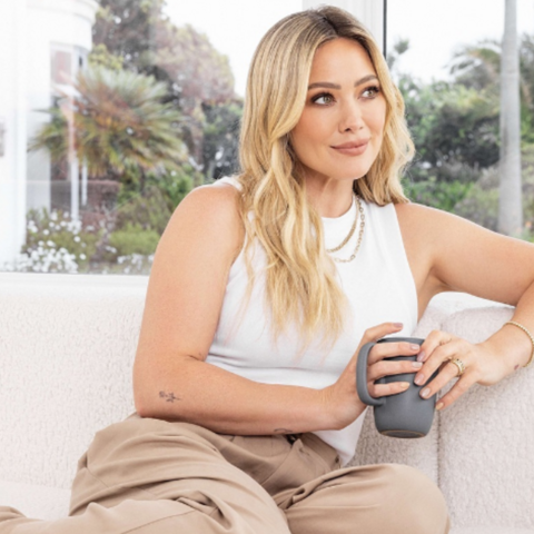 Illustratie bij: Wil je zien: Hilary Duff maakt zwangerschap bekend met hilarische kerstkaart