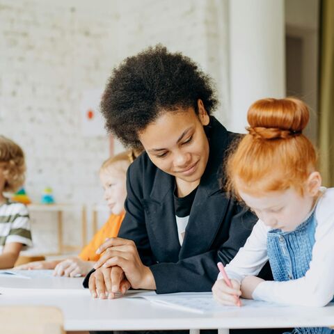 Illustratie bij: Verdienen ze meer? Zoveel krijgt de juf (of meester) van jouw kind betaald