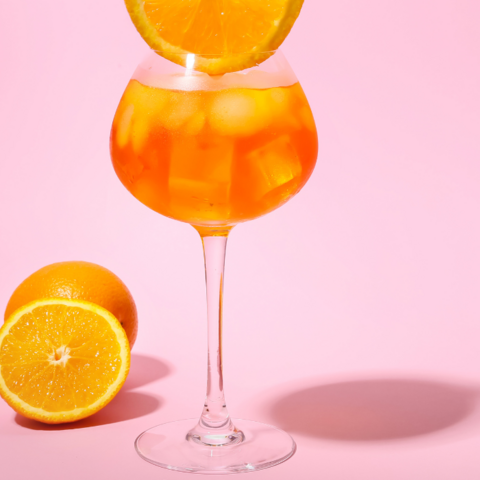 Illustratie bij: Mara: ‘Kreeg Luuk (9 maanden) nou écht een slokje Aperol Spritz?’