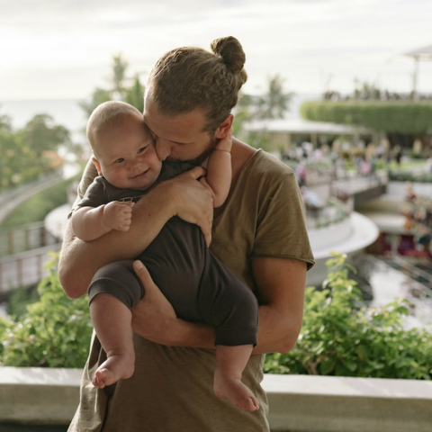 Illustratie bij: Dit is waarom papa’s lekker veel moeten knuffelen met hun pasgeboren baby