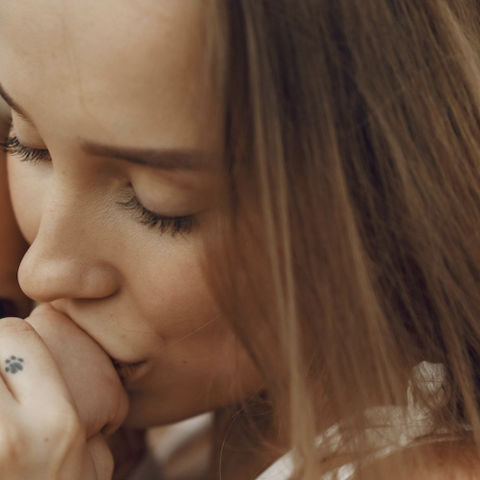 Illustratie bij: Voel jij wel eens de drang om je baby op te eten of te knijpen? Dat heeft een naam