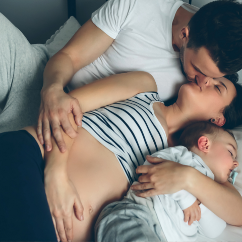 Illustratie bij: Twee moeders, twee keuzes: Zwanger worden met een baby op de arm