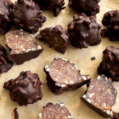 Illustratie bij: Recept voor een gezonde snack: chocolade-superfood energyballs