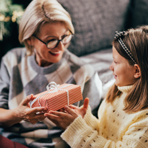 Illustratie bij: Dilemma: ‘Moet ik mijn schoonmoeder op de vingers tikken voor haar extravagante pakjesavond?’