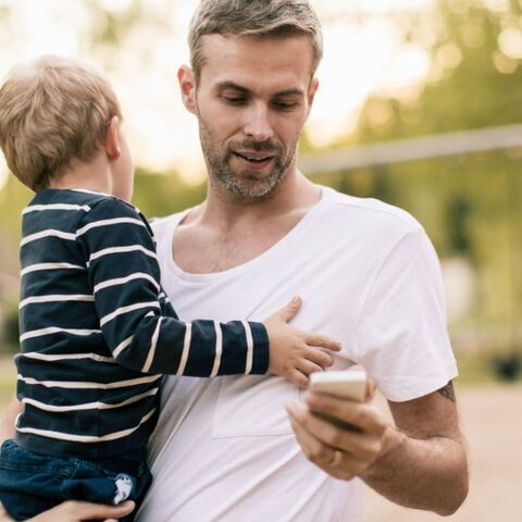 Illustratie bij: Dilemma: ‘Scrollend staat hij in de speeltuin, terwijl onze zoon zijn handje naar hem uitsteekt’