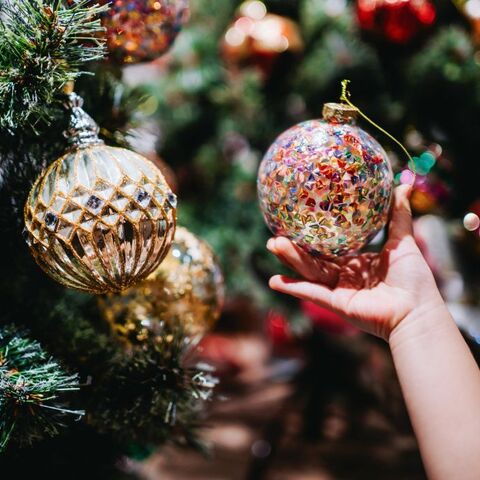 Illustratie bij: Kinderhandjes bij de kerstboom? Met deze lifehack heb jij geen last van kapotte ballen