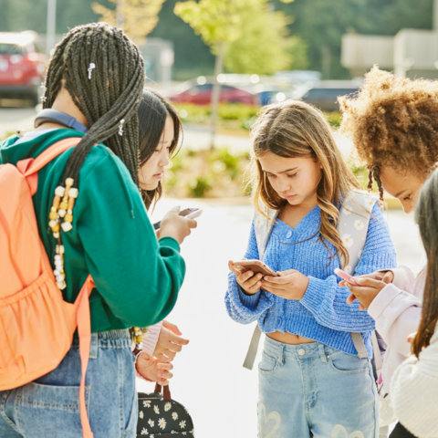 Illustratie bij: Digitaal dilemma: Kan mijn kind (10) al in een groepsapp met klasgenootjes?