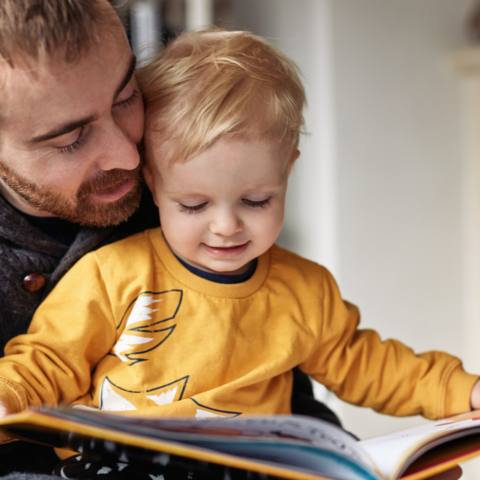 vader leest zoontje voor uit boek