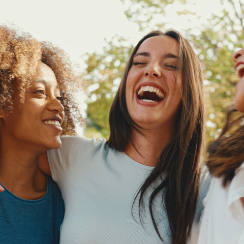 lachende vrouwen moeders