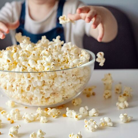 Illustratie bij: Experts waarschuwen: wacht met het geven van popcorn aan je kind tot deze leeftijd