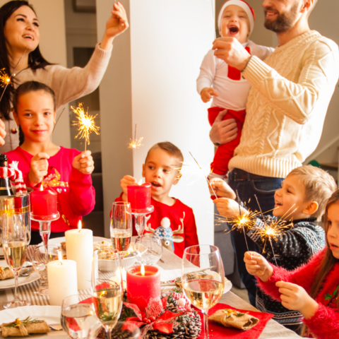 Illustratie bij: Kerst: hoe ga je om met de lastige types in je familie? Het grote, chaotische gezin van je zus, bijvoorbeeld