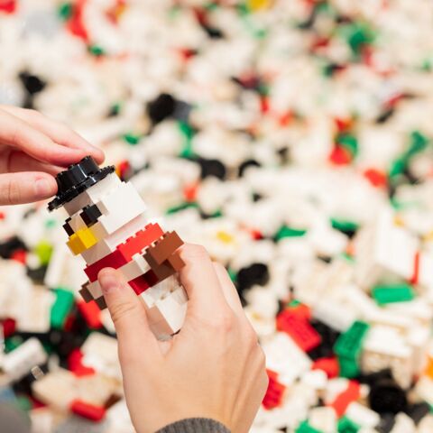 Illustratie bij: LEGO, hygge en zwemmen in de winter: Lisa ontdekt de ultieme gezinsbreak