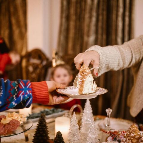 Illustratie bij: Van fijnproever tot sfeermaker: dit type ben jij tijdens het kerstdiner volgens jouw sterrenbeeld