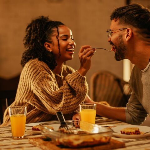 Illustratie bij: Geen oppas geregeld? Zo organiseer je tóch een romantische date night met je partner