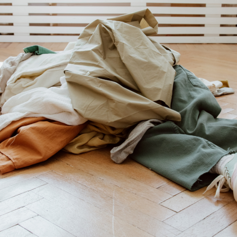Illustratie bij: Oei: dit is waarom (kinder)kleding onnodig vaak in de prullenbak belandt