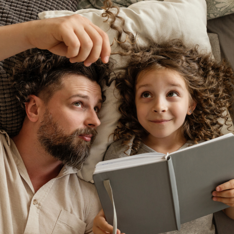 papa en dochter meisje boek lezen