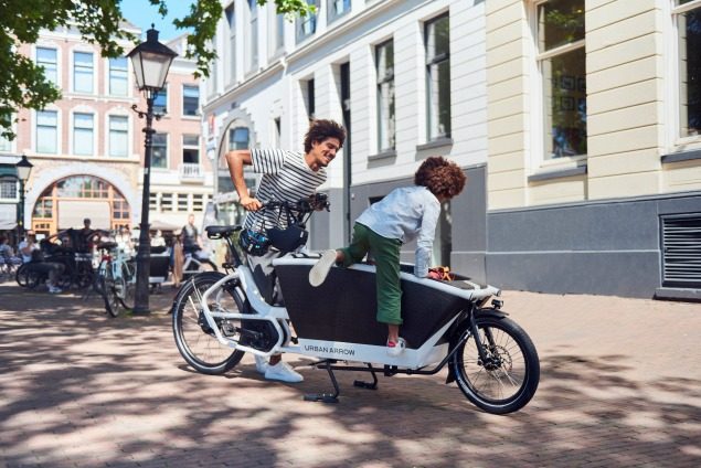 Illustratie bij: Je kinderen makkelijk en veilig vervoeren? Déze award winnende bakfiets moet je hebben