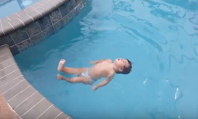 video zwemmende baby