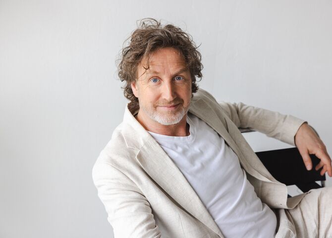 Illustratie bij: Patrick walgt van de propaganda in het Sinterklaasjournaal: ‘Verpakt in pepernoten en vrolijke muziek’