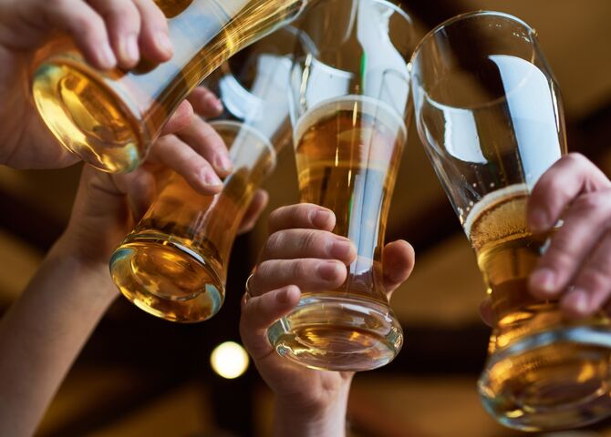 bier proosten kroeg
