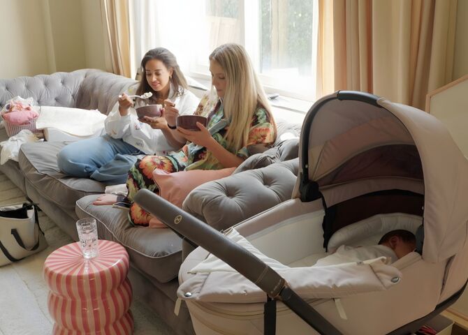 vier handen op een buik