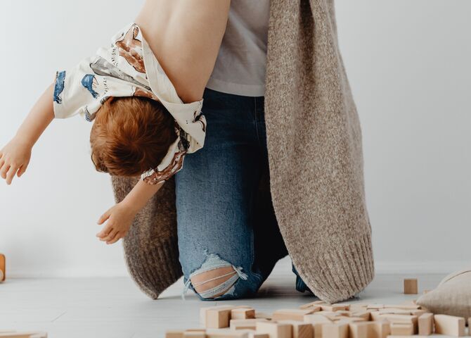 Schermtijd peuter testje kind op de kop