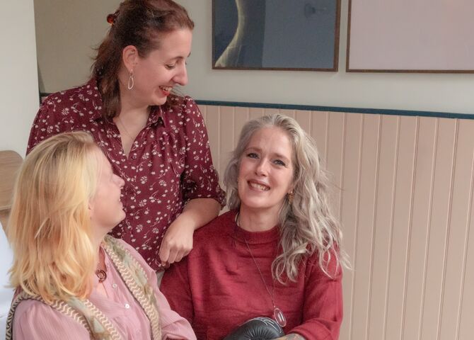 Illustratie bij: Hilda, Sarah en Lenke zijn moeder én weduwe: ‘Onze zwarte humor is veel waard’