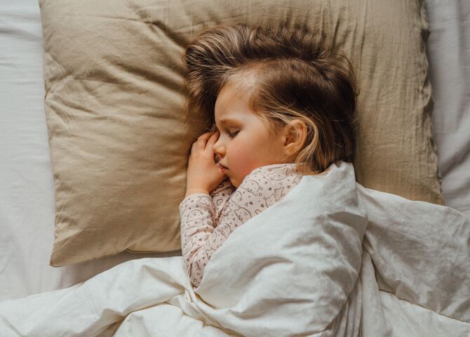 Illustratie bij: Onderzoek: dit is de beste bedtijd voor kinderen per leeftijd (en waarschijnlijk zat je ernaast)