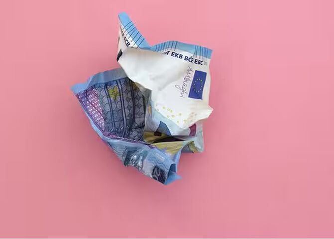 Illustratie bij: Elise’s date stuurde een Tikkie als wraak: ‘Hij werd dominanter, maar ik weigerde dit met hem te doen’