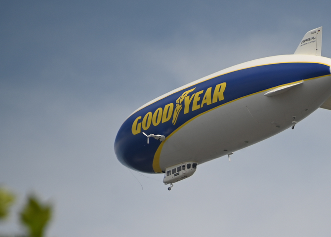 Illustratie bij: Kijktip met kids! Deze zeppelin vliegt dit weekend op slechts 300 meter hoogte over een deel van Nederland