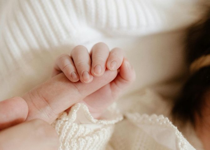 Illustratie bij: Charlotte: ‘Mijn moeder gebruikt de tweede naam van mijn dochter omdat ze haar echte naam niet mooi vindt’