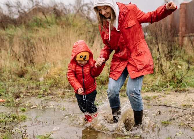 Illustratie bij: Je kind durft niet in het klimrek of de modderplas? Volgens onderzoekers kan dít de reden zijn